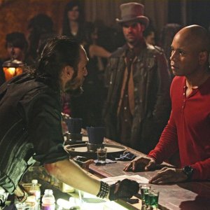 Agente Speciale Hanna (LL Cool J) parla con il barista nell'episodio Random On Purpose di NCIS: Los Angeles