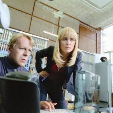 Bruce Willis e Radha Mitchell in una scena de Il mondo dei replicanti