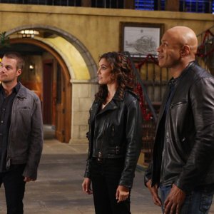 Chris O'Donnell, Daniela Ruah e LL Cool J in una scena dell'episodio Brimstone