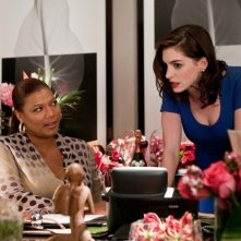 Erin Patusi (Queen Latifah) e Liz (Anne Hathaway) in una scena del film Valentine's Day