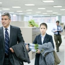 George Clooney e Vera Farmiga in una scena di Tra le nuvole