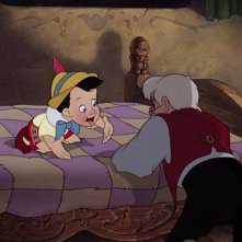 Geppetto con il suo burattino in una scena del film d'animazione Pinocchio