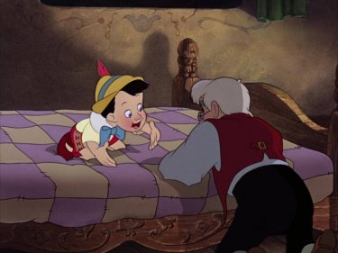 Geppetto con il suo burattino in una scena del film d'animazione Pinocchio