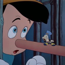 Il burattino con il Grillo parlante in una scena del film d'animazione Pinocchio
