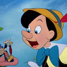 Il burattino e il Grillo parlante in una scena del film d'animazione Pinocchio