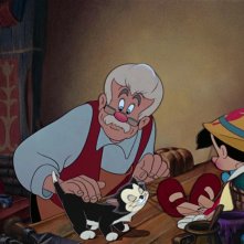 Il falegname Geppetto e il burattino in una scena del film d'animazione Pinocchio
