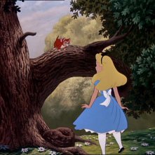 La protagonista e il gatto Oreste nel paese del film d'animazione Alice nel paese delle meraviglie