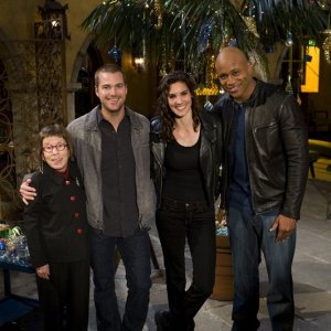 Linda Hunt, Chris O'Donnell, Daniela Ruah e LL Cool J posano per una fotografia sul set dell'episodio Brimstone