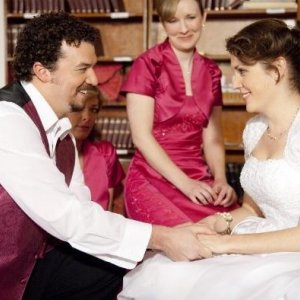 Melanie Lynskey e Danny McBride in una scena del film Tra le nuvole