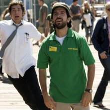 Morgan (Joshua Gomez) con alle spalle Chuck (Zachary Levi) nell'episodio Chuck vs. Il verme della sabbia