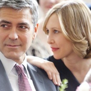 Un primo piano per Vera Farmiga e George Clooney, protagonisti del film Tra le nuvole