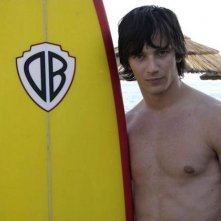 Una immagine sexy di Federico Costantini in versione surfer