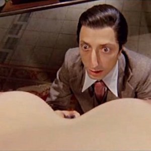 Le curve di Edwige Fenech sorprendono Pippo Franco nel cult sexy Giovannona Coscialunga