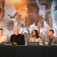 Stephen Lang Sigourney Weaver James Cameron Zoe Saldana Sam Worthington E Jon Landau Alla Press Conference Di Avatar A Parigi Il 7 Dicembre 2009 142556