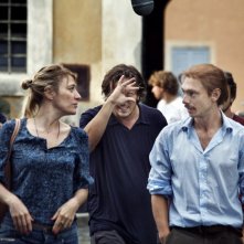 Valeria Bruni Tedeschi, Gabriele Muccino e Giorgio Pasotti sul set del film Baciami ancora