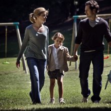 Vittoria Puccini e Stefano Accorsi con Sara Girolami in una scena del film Baciami ancora