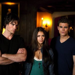 Ian Somerhalder, Nina Dobrev e Paul Wesley posano per una foto sul set dell'episodio Night of the Comet