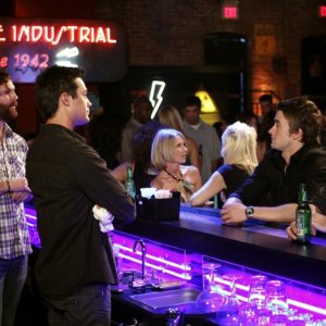 Stephen Colletti, Robert Buckley, James Lafferty e il nuovo barista nell'episodio Now You Lift Your Eyes to the Sun