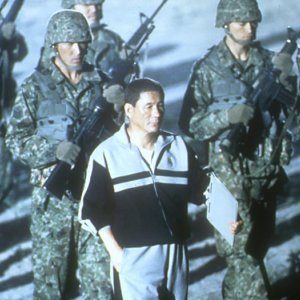 Takeshi Kitano in una scena del film Battle Royale