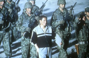 Takeshi Kitano in una scena del film Battle Royale