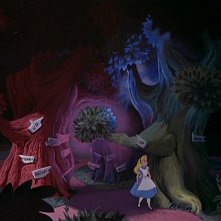 Alice in una divertente scena del film d'animazione Alice nel paese delle meraviglie