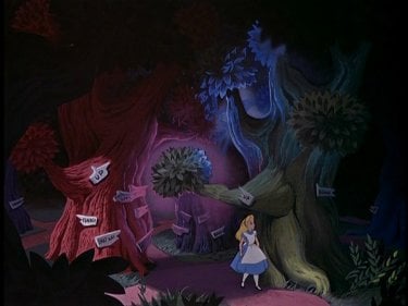 Alice in una divertente scena del film d'animazione Alice nel paese delle meraviglie