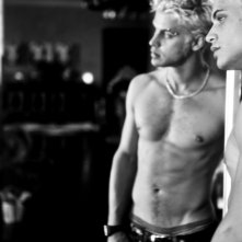 Andrea Montovoli Con Un Nuovissimo Look Platino Sul Set Di 16 Anni 142661