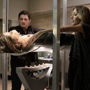 Dollhouse: Enver Gjokaj, Eliza Dushku e Dichen Lachman nell'episodio The Hollow Men