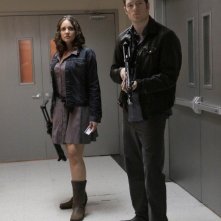 Dollhouse: Tahmoh Penikett e Miracle Laurie in una scena dell'episodio The Hollow Men