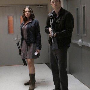Dollhouse: Tahmoh Penikett e Miracle Laurie in una scena dell'episodio The Hollow Men