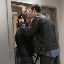 Dollhouse: Tahmoh Penikett e Miracle Laurie nell'episodio The Hollow Men