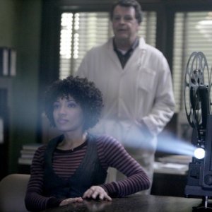 Fringe: John Noble e Jasika Nicole nell'episodio Unearthed