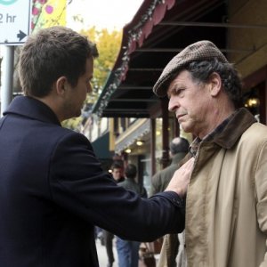 Fringe: John Noble e Joshua Jackson nell'episodio Edina City Limits