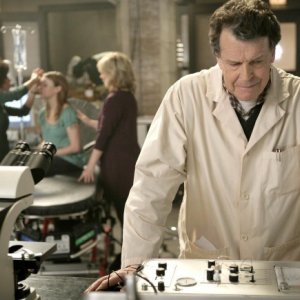 Fringe: John Noble in una scena dell'episodio Unearthed