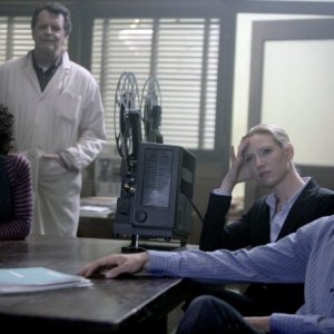 Fringe: John Noble, Jasika Nicole, Anne Torv e Joshua Jackson nell'episodio Unearthed