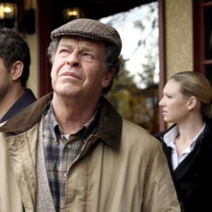 Fringe: John Noble, Joshua Jackson ed Anna Torv in una scena dell'episodio Edina City Limits