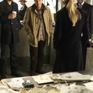 Fringe: John Noble, Joshua Jackson, Lance Reddick ed Anna Torv nell'episodio Edina City Limits