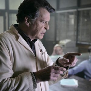 Fringe: John Noble nell'episodio Unearthed