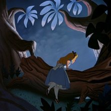 La protagonista in una scena del film d'animazione Alice nel paese delle meraviglie
