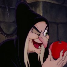 La Strega porge la sua mela avvelenata in una scena del film d'animazione Biancaneve e i sette nani (1937)