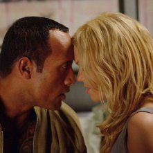 The Rock e Mandy Moore in una scena del film Southland Tales