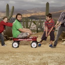 Una simpatica foto promozionale del cast della serie Sons of Tucson
