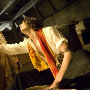 Ben Barnes con il suo ritratto in una scena del film Dorian Gray