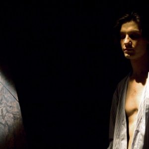 Ben Barnes in soffitta col proprio ritratto nascosto da una coperta in una scena di Dorian Gray
