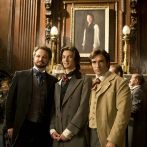 Lord Wooton (Colin Firth), Dorian (Ben Barnes) e Basil (Ben Chaplin) posano di fronte al ritratto nel film Dorian Gray