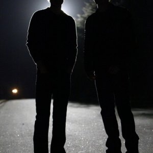I profili di Paul Wesley e Ian Somerhalder in un momento dell'episodio The Turning Points di The Vampire Diaries