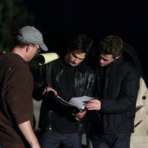 Ian Somerhalder e Paul Wesley leggono il copione sul set dell'episodio The Turning Points