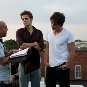 Il regista Marcos Siega discute con Paul Wesley e Ian Somerhalder riguardo una sequenza dell'episodio Night of the Comet di The Vampire Diaries