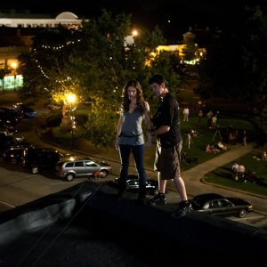 Kayla Ewell messa in sicurezza sul set per una scena dell'episodio Night of the Comet