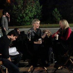 Una pausa caffè per Ian Somerhalder, Marguerite MacIntyre e Candice Accola sul set di The Vampire Diaries